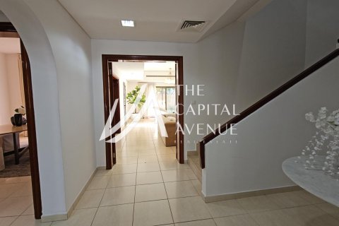Abu Dhabi Gate City, UAE의 임대용 빌라 침실 4개, 300제곱미터 번호 604686 - 사진 7