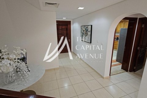 Abu Dhabi Gate City, UAE의 임대용 빌라 침실 4개, 300제곱미터 번호 604686 - 사진 13
