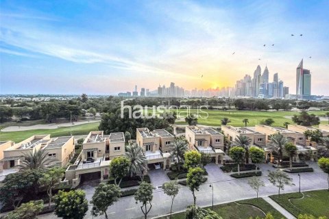 Apartment in The Views, Dubai, UAE 3 bedrooms, 161 sq.m. № 625772 - photo 1