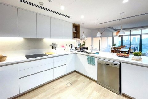 Apartment in The Views, Dubai, UAE 3 bedrooms, 161 sq.m. № 625772 - photo 3
