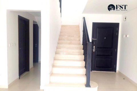 Řadový dům v Dubai Land, SAE 3 ložnice, 196.5 m² Č.: 563243 - fotografie 13