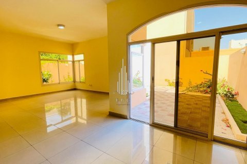 Vila v Muroor Area, Abu Dhabi, SAE 5 ložnice, 464.5 m² Č.: 589241 - fotografie 3