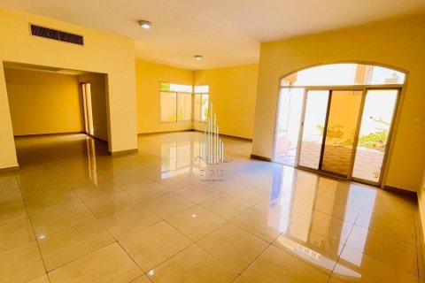 Vila v Muroor Area, Abu Dhabi, SAE 5 ložnice, 464.5 m² Č.: 589241 - fotografie 2