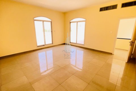 Vila v Muroor Area, Abu Dhabi, SAE 5 ložnice, 464.5 m² Č.: 589241 - fotografie 13