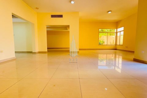 Vila v Muroor Area, Abu Dhabi, SAE 5 ložnice, 464.5 m² Č.: 589241 - fotografie 1