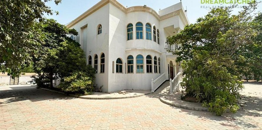 Vilë në Al Dhait, Ras Al Khaimah, Emiratet e Bashkuara Arabe 10 dhoma gjumi, 1114.8 m2. № 588652