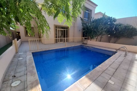 Commercial property in Al Raha Golf Gardens, Abu Dhabi, UAE 5 bedrooms, 404 sq.m. № 595042 - photo 1