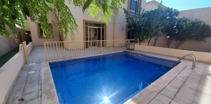 Commercial property in Al Raha Golf Gardens, Abu Dhabi, UAE 5 bedrooms, 404 sq.m. № 595042