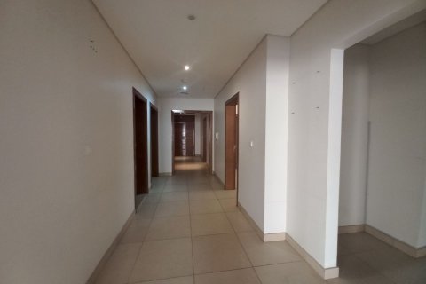 Commercial property in Al Raha Golf Gardens, Abu Dhabi, UAE 5 bedrooms, 404 sq.m. № 595042 - photo 13