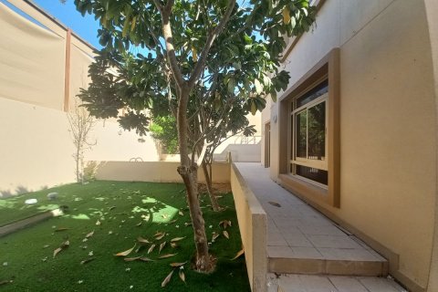 Commercial property in Al Raha Golf Gardens, Abu Dhabi, UAE 5 bedrooms, 404 sq.m. № 595042 - photo 2