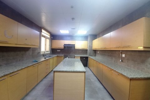 Commercial property in Al Raha Golf Gardens, Abu Dhabi, UAE 5 bedrooms, 404 sq.m. № 595042 - photo 4