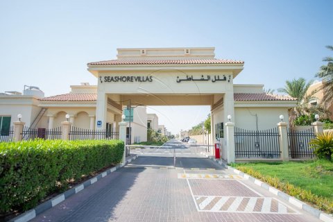 Villa in Abu Dhabi, UAE 3 bedrooms, 176 sq.m. № 615968 - photo 1