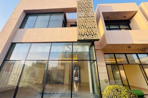 Vilë në Jumeirah, Dubai, Emiratet e Bashkuara Arabe 5 dhoma gjumi, 371.6 m2. № 600426 - Foto 1