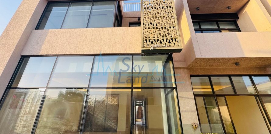 Vilë në Jumeirah, Dubai, Emiratet e Bashkuara Arabe 5 dhoma gjumi, 371.6 m2. № 600426