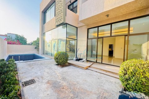 Vilë në Jumeirah, Dubai, Emiratet e Bashkuara Arabe 5 dhoma gjumi, 371.6 m2. № 600426 - Foto 2