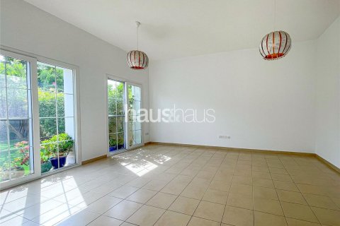 Villa in The Lakes, Dubai, UAE 3 bedrooms, 244 sq.m. № 625936 - photo 4