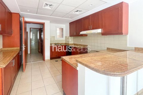 Villa in The Lakes, Dubai, UAE 3 bedrooms, 244 sq.m. № 625936 - photo 8