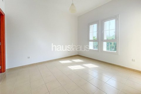 Villa in The Lakes, Dubai, UAE 3 bedrooms, 244 sq.m. № 625936 - photo 9