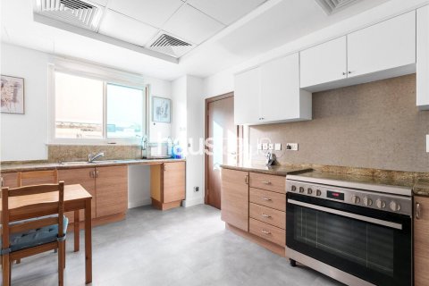 Vilë në Dubai Sports City, Emiratet e Bashkuara Arabe 5 dhoma gjumi, 325 m2. № 626198 - Foto 11