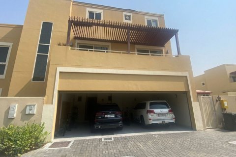 Proprietà commerciale in vendita a Khalifa City, Abu Dhabi, EAU 577 mq. № 594419 - foto 1