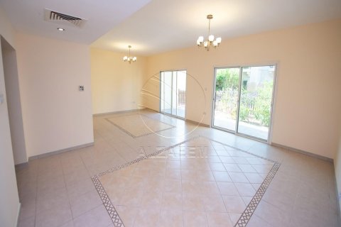 Villa in Abu Dhabi, UAE 3 bedrooms, 176 sq.m. № 615176 - photo 5