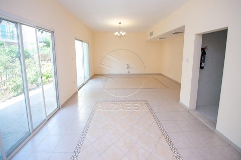 Villa in Abu Dhabi, UAE 3 bedrooms, 176 sq.m. № 615176 - photo 6