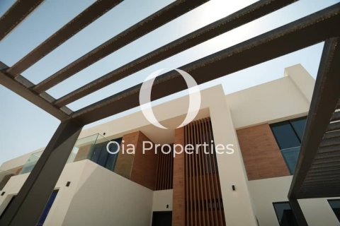 Villa te huur in Saadiyat Island, Abu Dhabi, VAE 4 slaapkamers, 619 vr.m., nr 608702 - foto 2