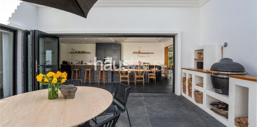 Villa in Dubai Investment Park, UAE 4 bedrooms, 390 sq.m. № 625210