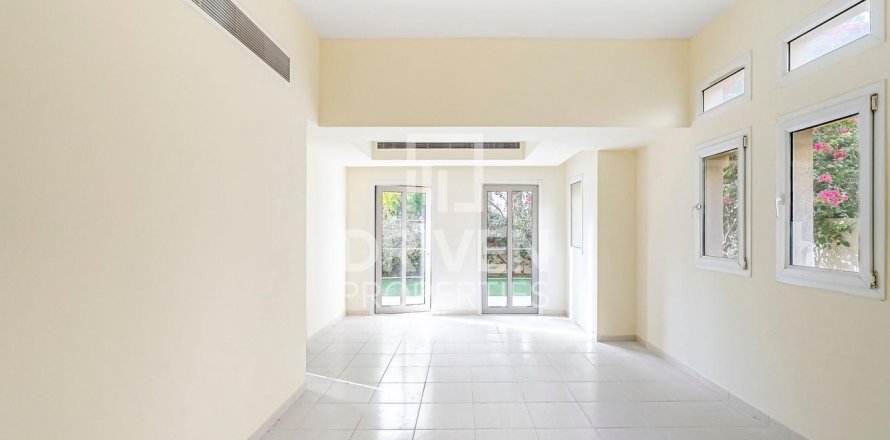 Villa in The Lakes, Dubai, UAE 3 bedrooms, 265 sq.m. № 601612