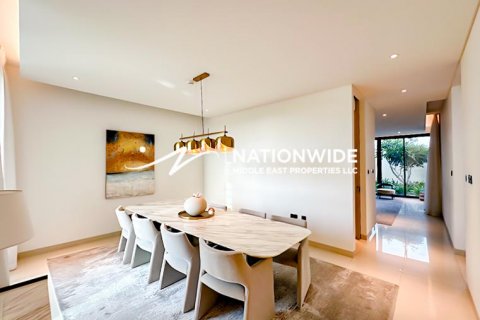 Villa in Abu Dhabi, UAE 4 bedrooms, 466 sq.m. № 589150 - photo 5