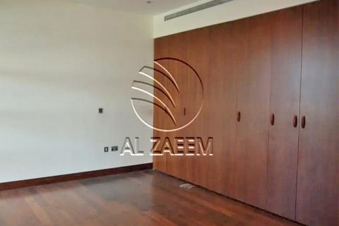 Villa in Al Gurm, Abu Dhabi, UAE 4 bedrooms, 1254 sq.m. № 616077 - photo 15