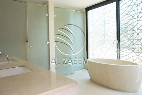 Villa in Al Gurm, Abu Dhabi, UAE 4 bedrooms, 1254 sq.m. № 616077 - photo 18