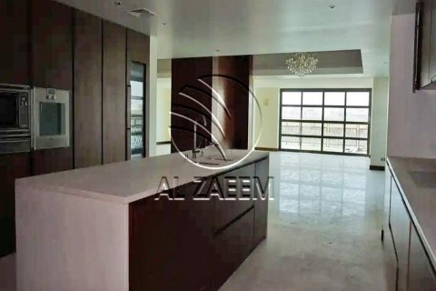 Villa in Al Gurm, Abu Dhabi, UAE 4 bedrooms, 1254 sq.m. № 616077 - photo 7