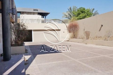 Villa in Al Gurm, Abu Dhabi, UAE 4 bedrooms, 1254 sq.m. № 616077 - photo 10