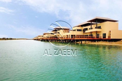 Villa in Al Gurm, Abu Dhabi, UAE 4 bedrooms, 1254 sq.m. № 616077 - photo 1