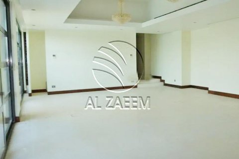 Villa in Al Gurm, Abu Dhabi, UAE 4 bedrooms, 1254 sq.m. № 616077 - photo 12