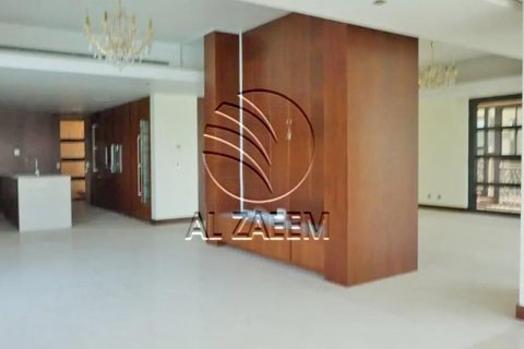 Villa in Al Gurm, Abu Dhabi, UAE 4 bedrooms, 1254 sq.m. № 616077 - photo 11