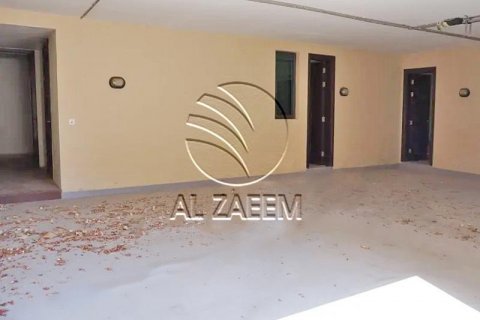 Villa in Al Gurm, Abu Dhabi, UAE 4 bedrooms, 1254 sq.m. № 616077 - photo 9