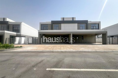 Villa in Dubai South (Dubai World Central), Dubai, UAE 5 bedrooms, 390 sq.m. № 626121 - photo 1