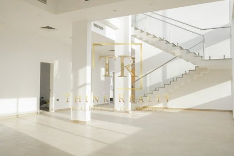 Villa in Jumeirah Park, Dubai, UAE 6 bedrooms, 756 sq.m. № 361509 - photo 1
