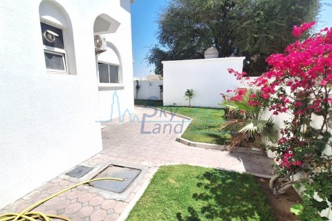 Vila di Dubai, UEA 4 kamar tidur, 371.6 m2 nomor 590071 - foto 2