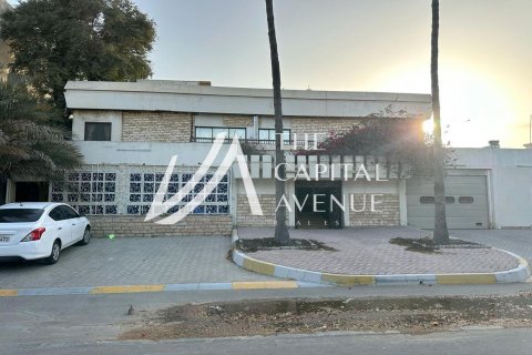Vilë në Al Mushrif, Abu Dhabi, Emiratet e Bashkuara Arabe 1000 m2. № 604701 - Foto 1