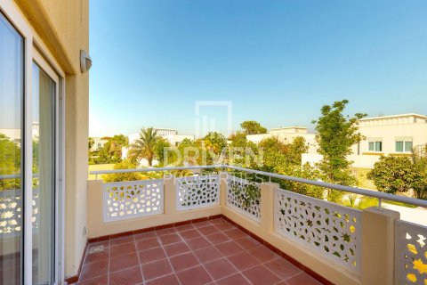Villa sa Meadows, Dubai, UAE 4 silid-tulugan, 325 sq.m. № 602277 - larawan 3