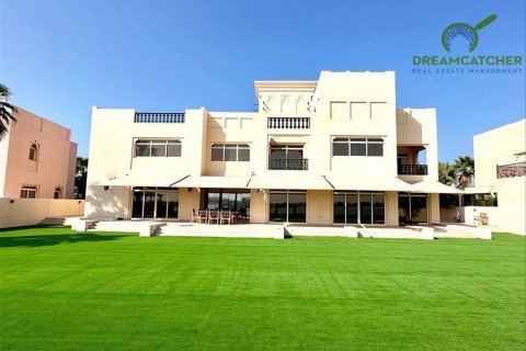 Зняти в оренду віллу в Al Hamra Village, Рас-эль-Хайма, ОАЕ 5 спалень, 626.5м2, № 588436 - фото 2