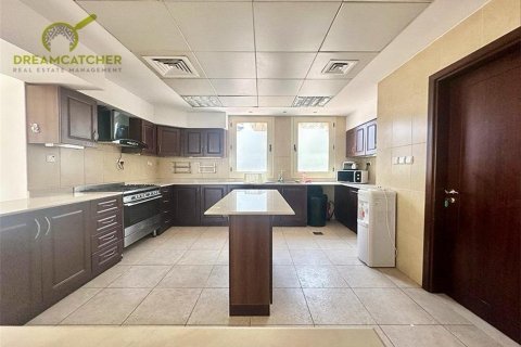 Vilë në Al Hamra Village, Ras Al Khaimah, Emiratet e Bashkuara Arabe 5 dhoma gjumi, 982.5 m2. № 588412 - Foto 10