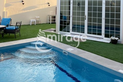 Vilë në Al Reef, Abu Dhabi, Emiratet e Bashkuara Arabe 5 dhoma gjumi, 273.4 m2. № 574305 - Foto 2