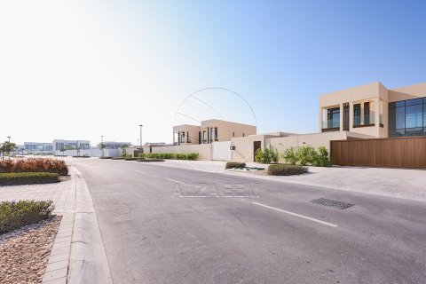 Vilë në Abu Dhabi, Emiratet e Bashkuara Arabe 4 dhoma gjumi, 846 m2. № 615618 - Foto 1