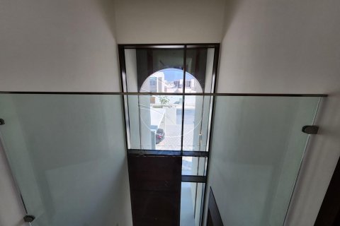Vilë në Abu Dhabi, Emiratet e Bashkuara Arabe 4 dhoma gjumi, 846 m2. № 615618 - Foto 14