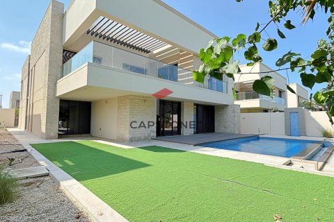 Зняти в оренду віллу на Остров Саадият, Абу-Даби, ОАЕ 5 спалень, 774м2, № 604563 - фото 1