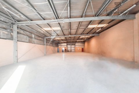 Warehouse in Al Qusais, Dubai, UAE 371.6 sq.m. № 569263 - photo 1